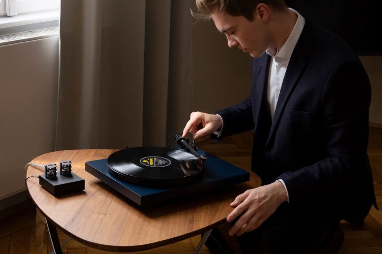 Проигрыватель виниловых дисков Pro-Ject Debut Carbon EVO Satin Blue